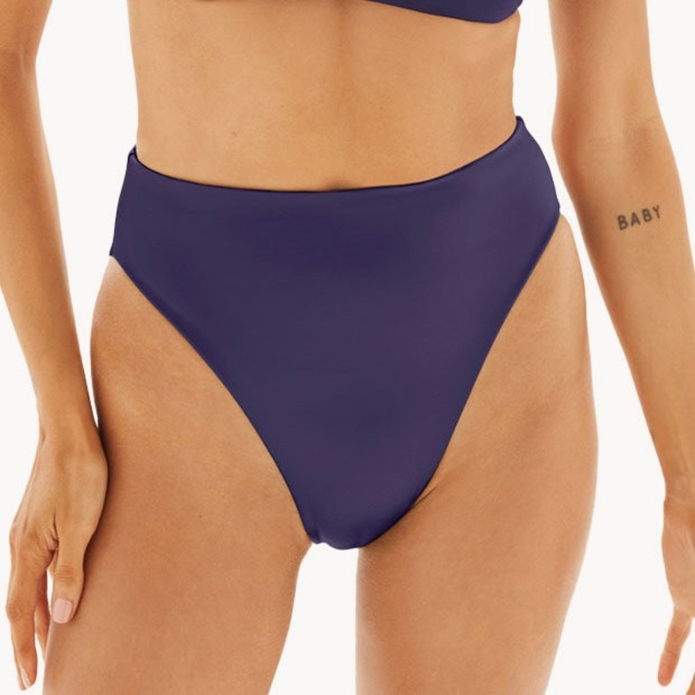 FORM AND FOLD THE 90S RISE BIKINI BOTTOM IN GRAPE